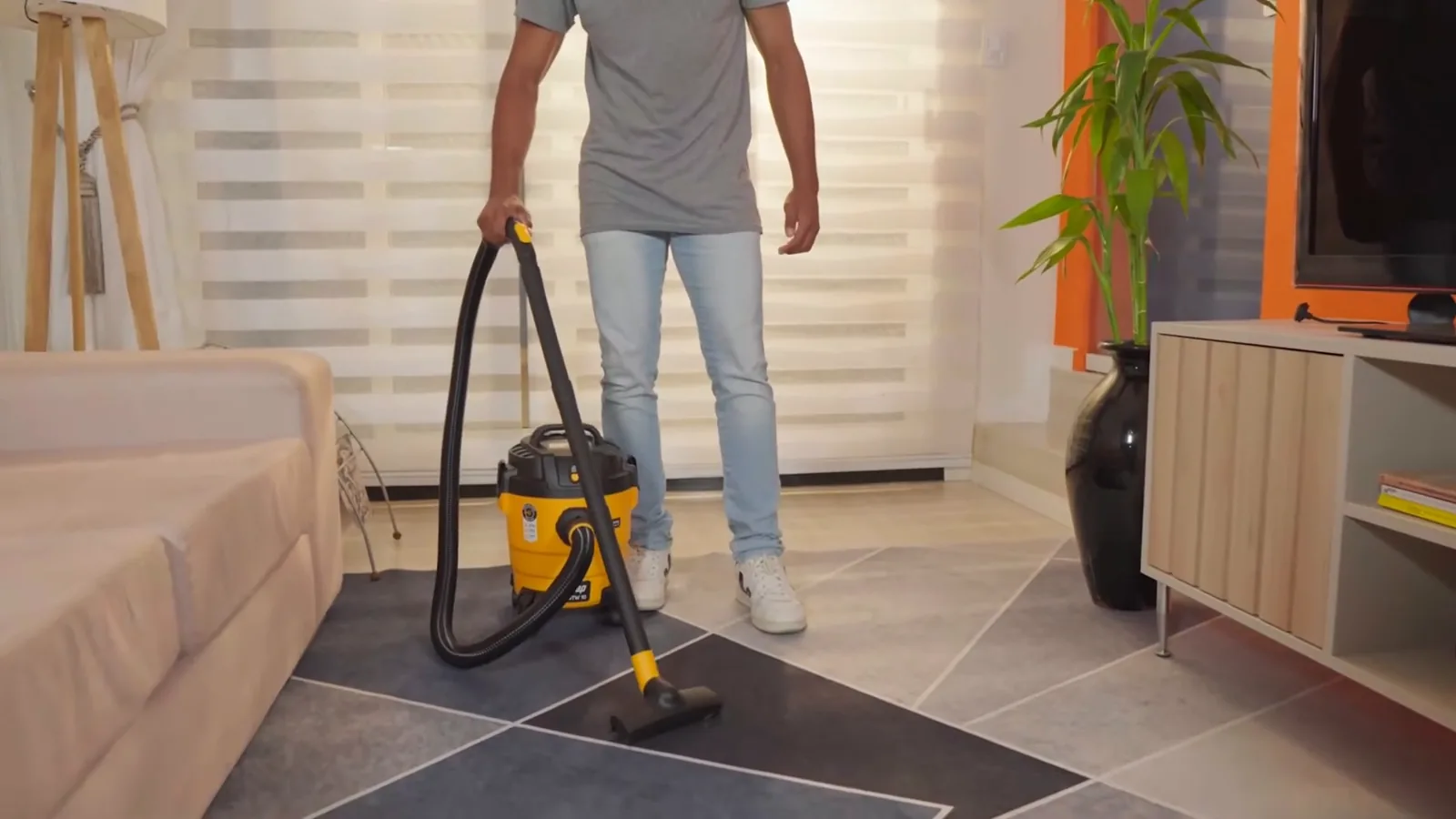 Aspirador WAP GTW 10 em uso na sala de estar