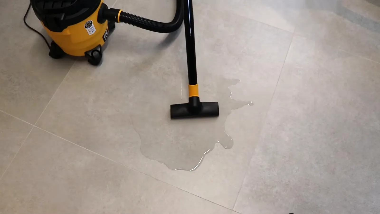 Aspirador WAP GTW 10 aspirando poça de água no piso