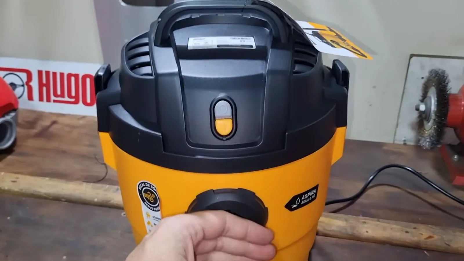 Aspirador WAP GTW 10 ligado tendo sua sucção testada na bancada