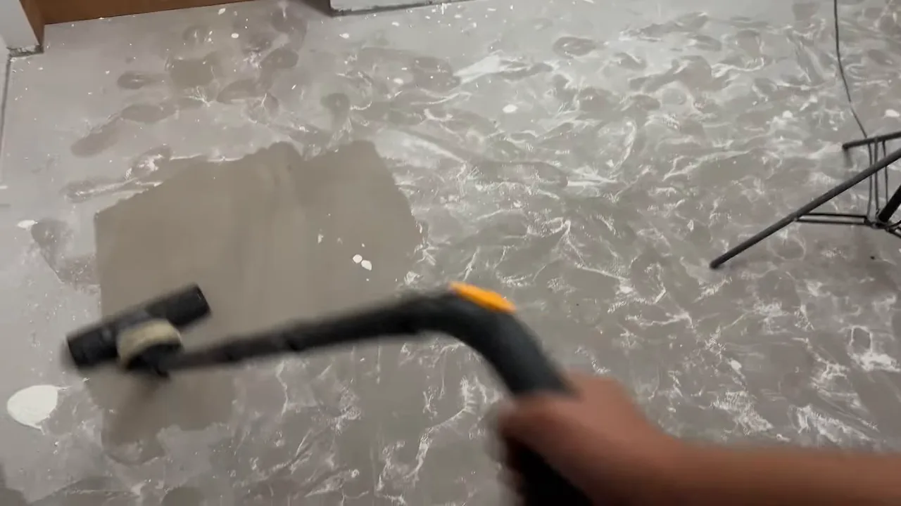 Aspirador WAP GTW 10 removendo poeira fina do piso da obra