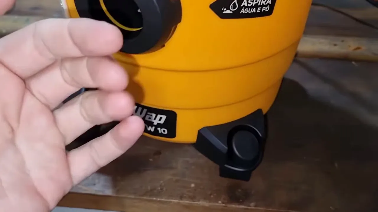Aspirador WAP GTW 10 funcionando durante teste de sucção potente
