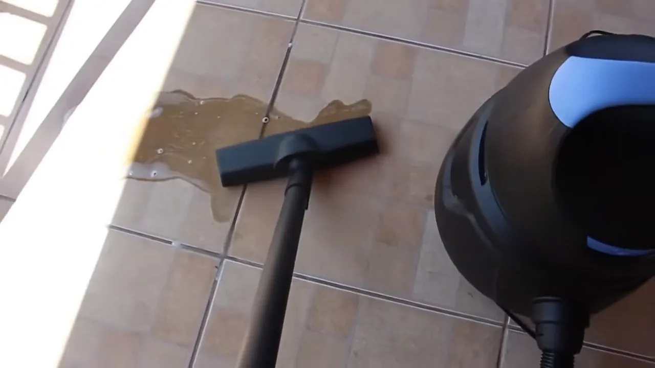 Aspirador Electrolux AWD01 recolhendo água suja do piso cerâmico