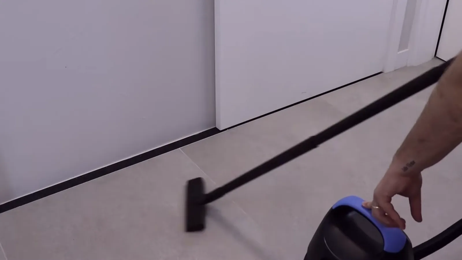 Aspirador Electrolux AWD01 limpando piso em ambiente doméstico
