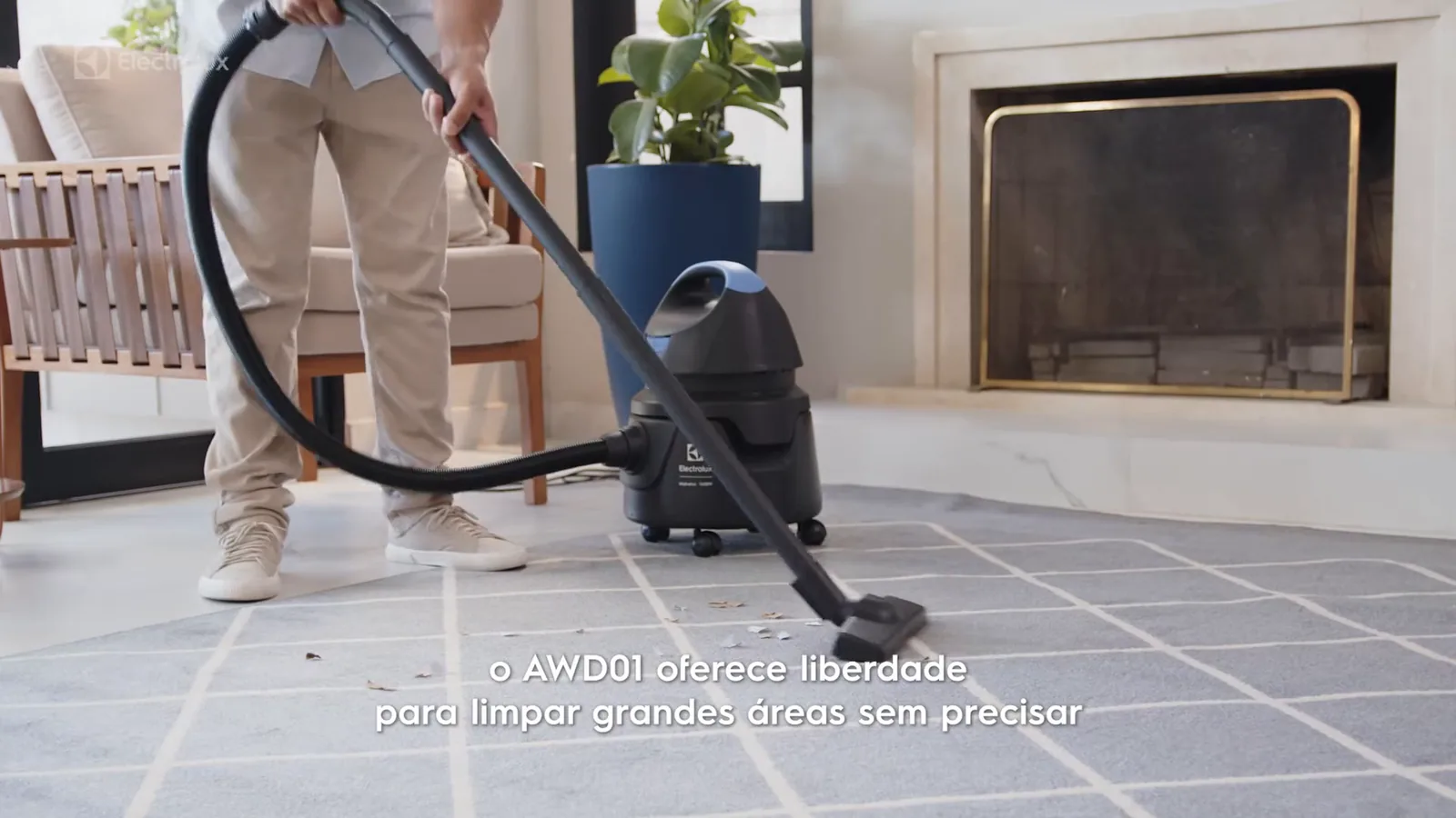 Aspirador AWD01 sendo utilizado para aspirar piso de sala
