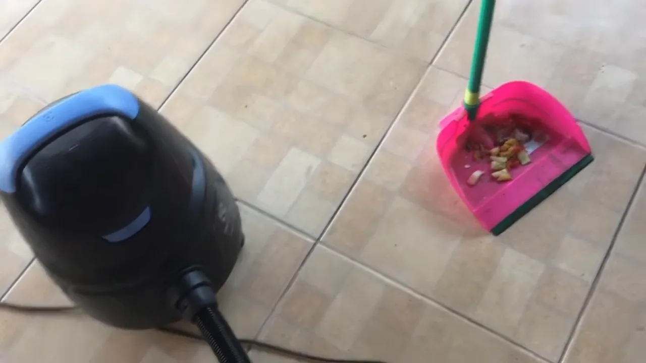 Aspirador Electrolux AWD01 em funcionamento para aspirar detritos sólidos