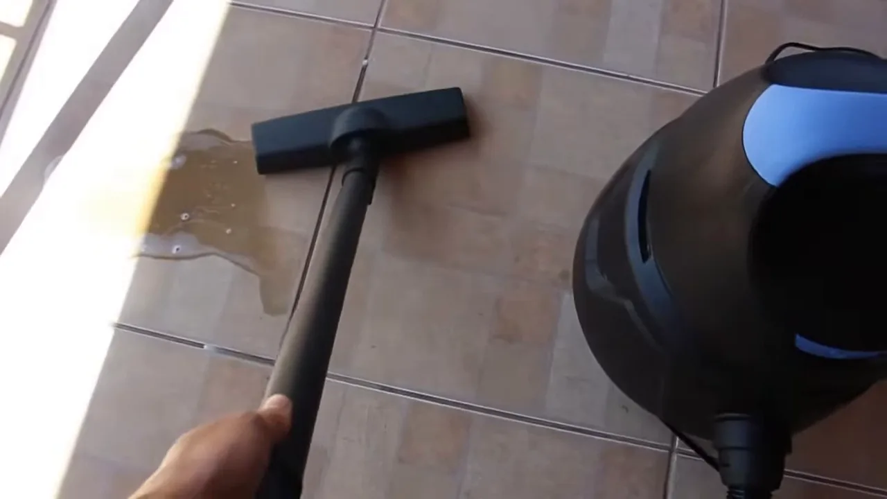 Aspirador Electrolux AWD01 recolhendo água acumulada no piso cerâmico