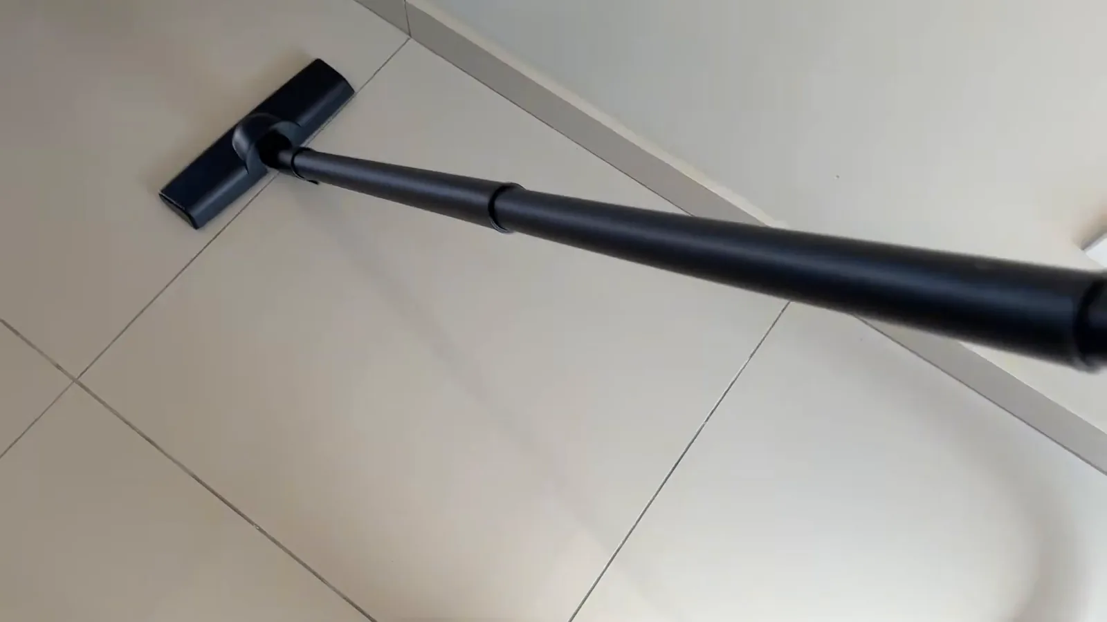 Aspirador Electrolux utilizando bocal de piso durante a limpeza