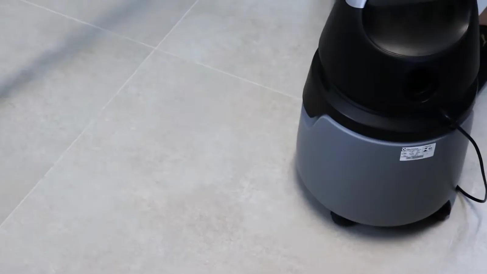 Aspirador Electrolux Smart A10 operando e se deslocando no chão
