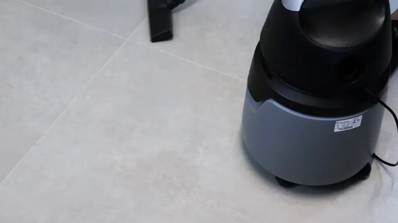 Aspirador Electrolux Smart A10 funcionando e rodando pelo piso
