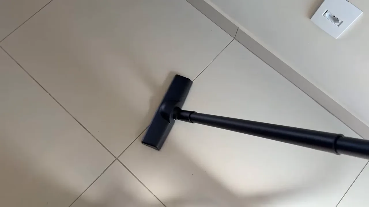 Bocal do aspirador Electrolux em funcionamento sobre piso cerâmico