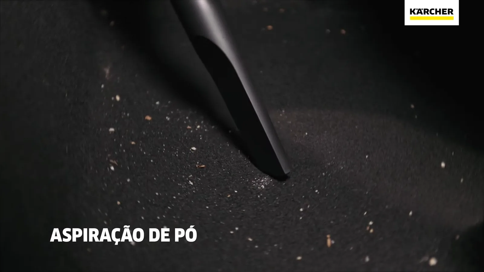 Bocal de canto aspirando resíduos sólidos no carpete do carro