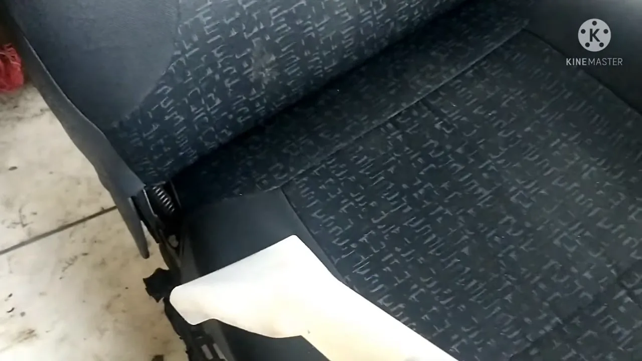 Bocal extrator do Kärcher sugando água do estofado do veículo