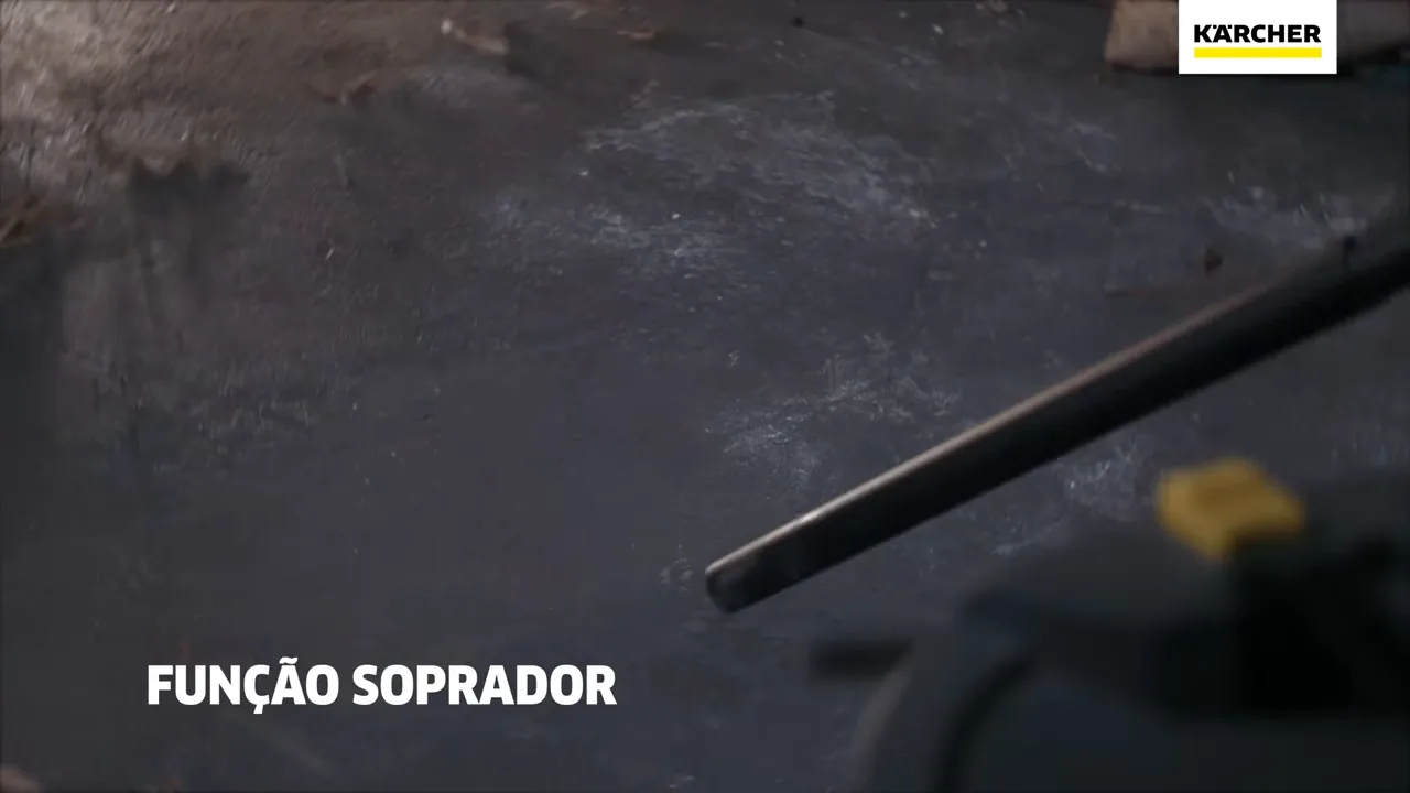 Função de sopro do aspirador empurrando resíduos e folhas secas