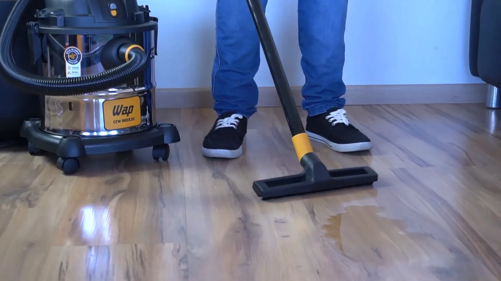 Aspirador WAP GTW Inox 20 recolhendo água do piso laminado