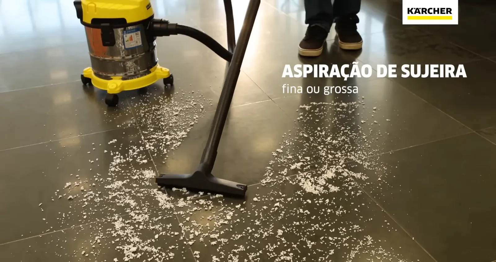 Aspirador de pó Kärcher WDL 1S aspirando detritos no piso