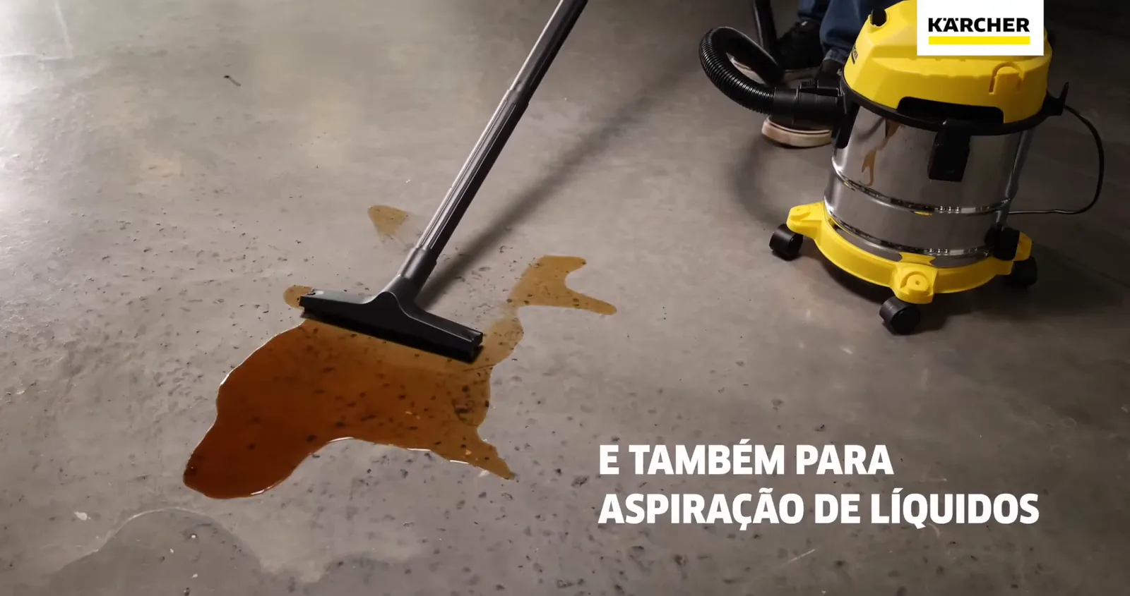 Aspirador Kärcher WDL 1S recolhendo líquido derramado no piso