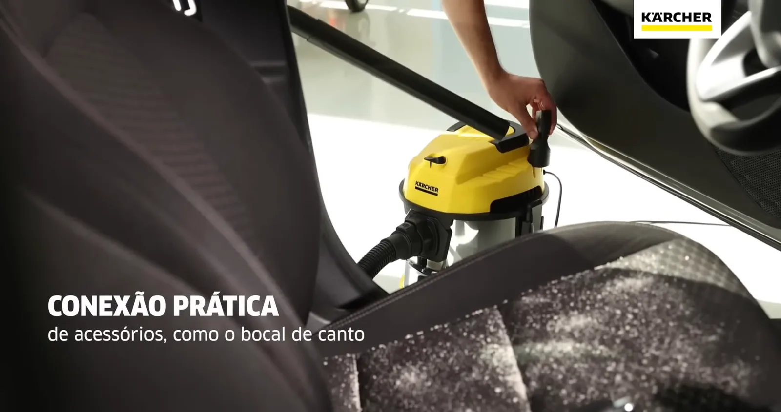 Aspirador de pó Kärcher WDL 1S sendo utilizado no veículo