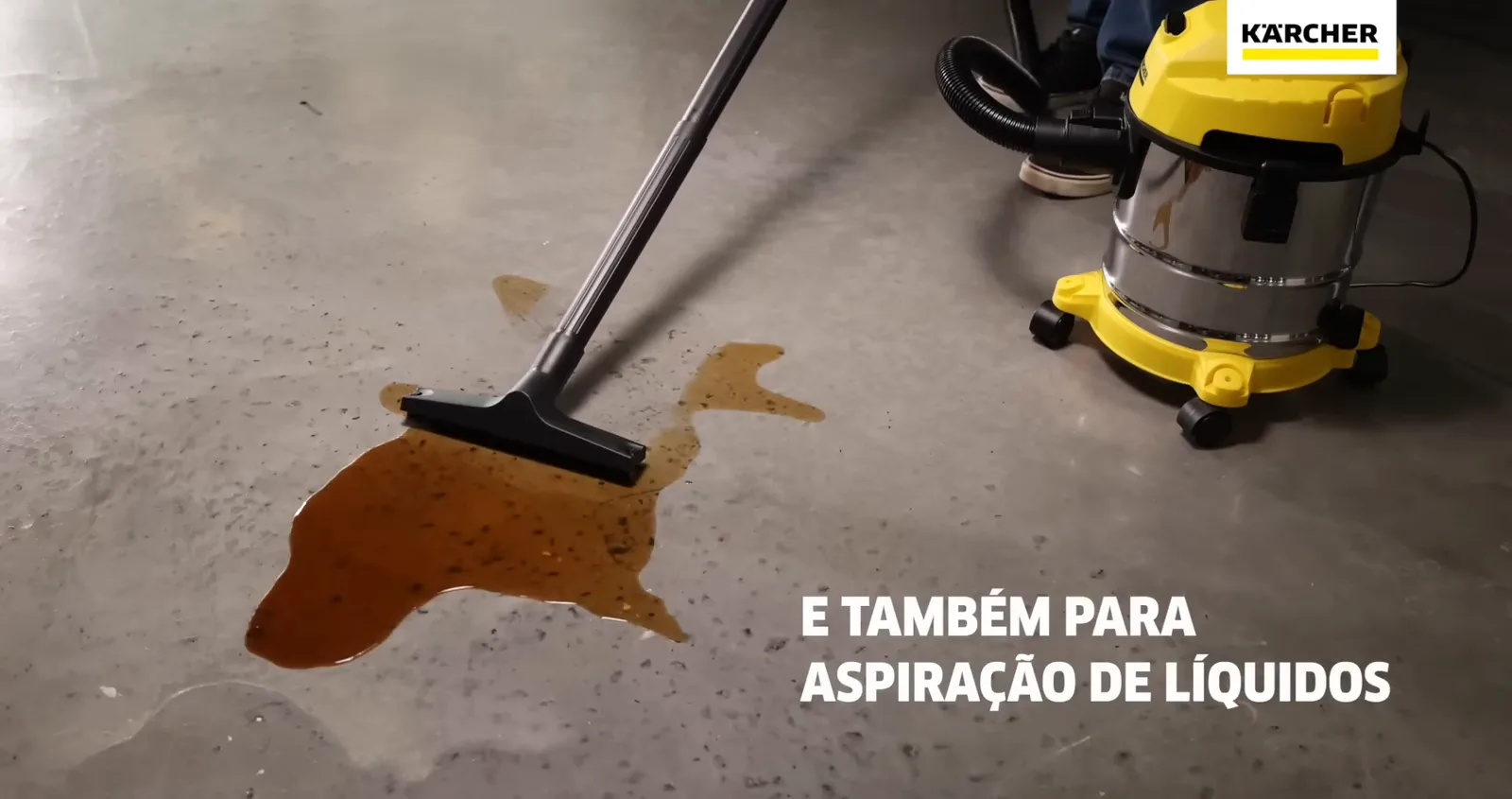 Aspirador Kärcher WDL 1S recolhendo líquido derramado no piso