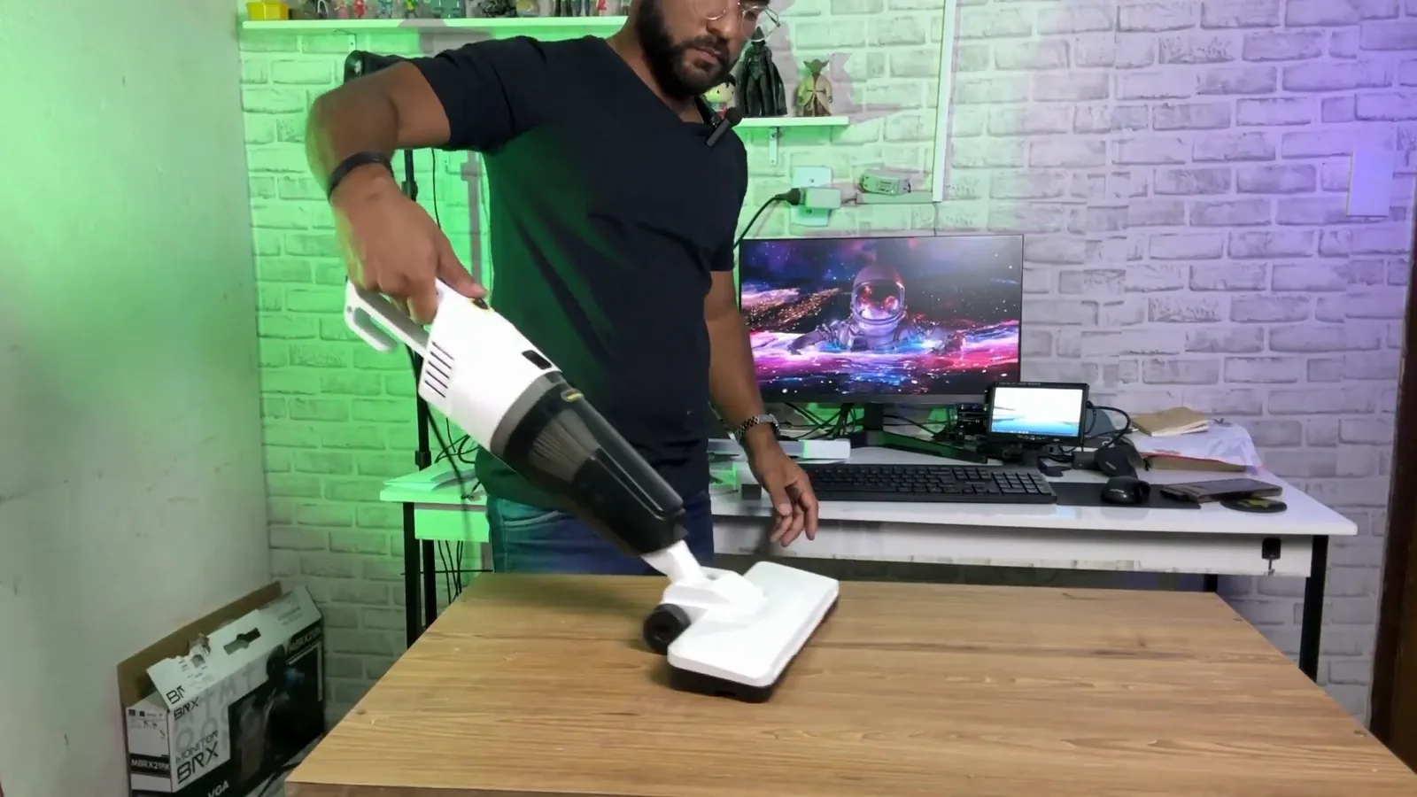 Aspirador vertical Kärcher sendo testado sobre a bancada