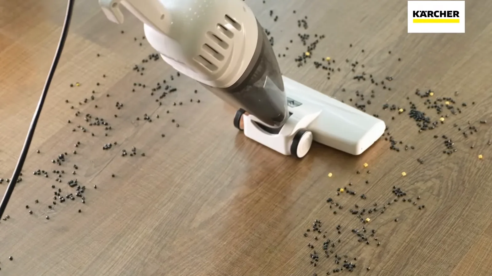 Aspirador vertical Kärcher limpando partículas espalhadas pelo piso