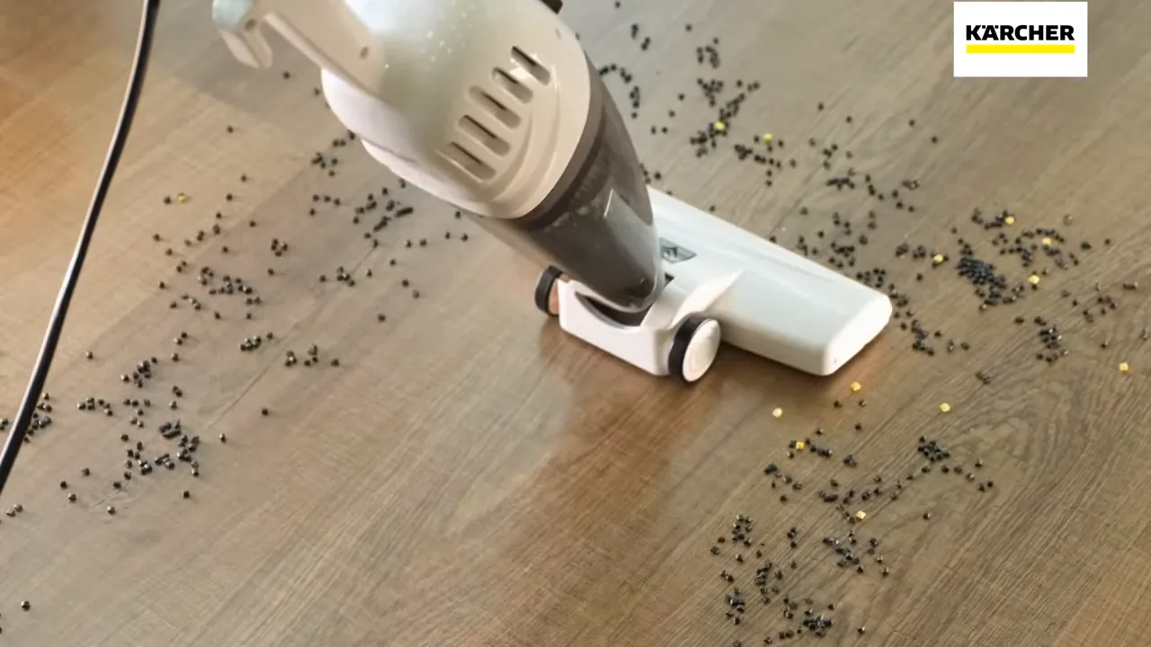 Aspirador vertical Kärcher VCL 1 limpando sujeira no chão