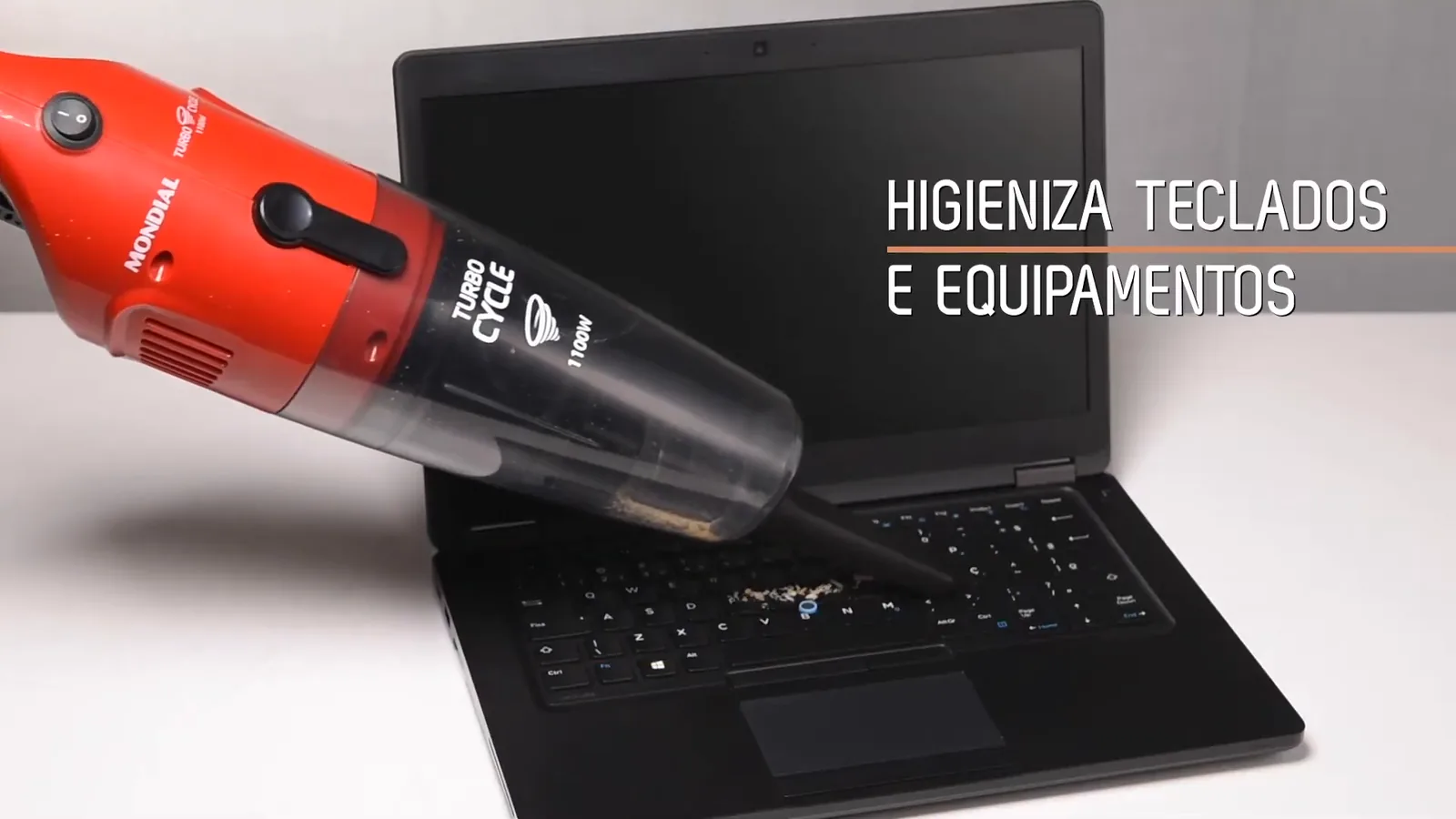 Aspirador portátil Mondial higienizando teclado de notebook com bocal fino
