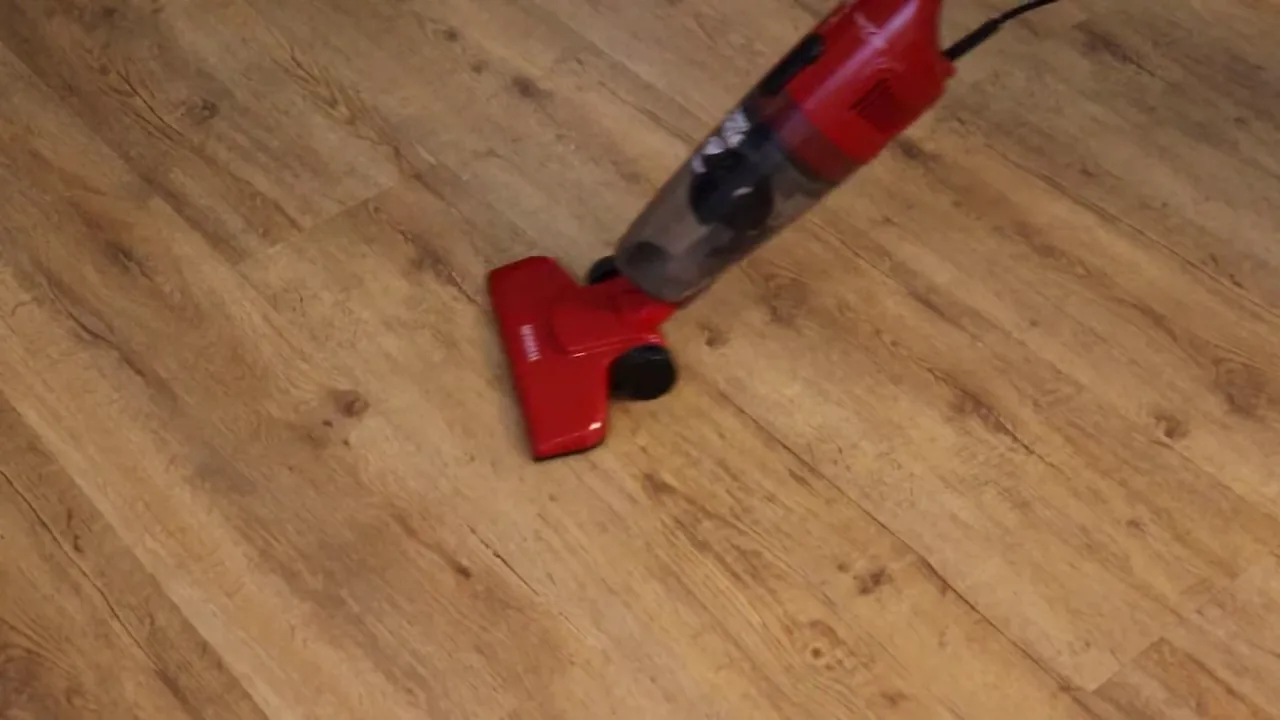 Aspirador vertical Mondial sugando sujeira em piso laminado