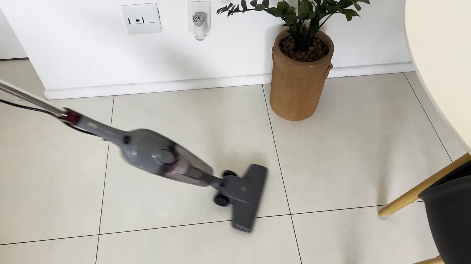 Aspirador vertical Electrolux limpando piso cerâmico com facilidade