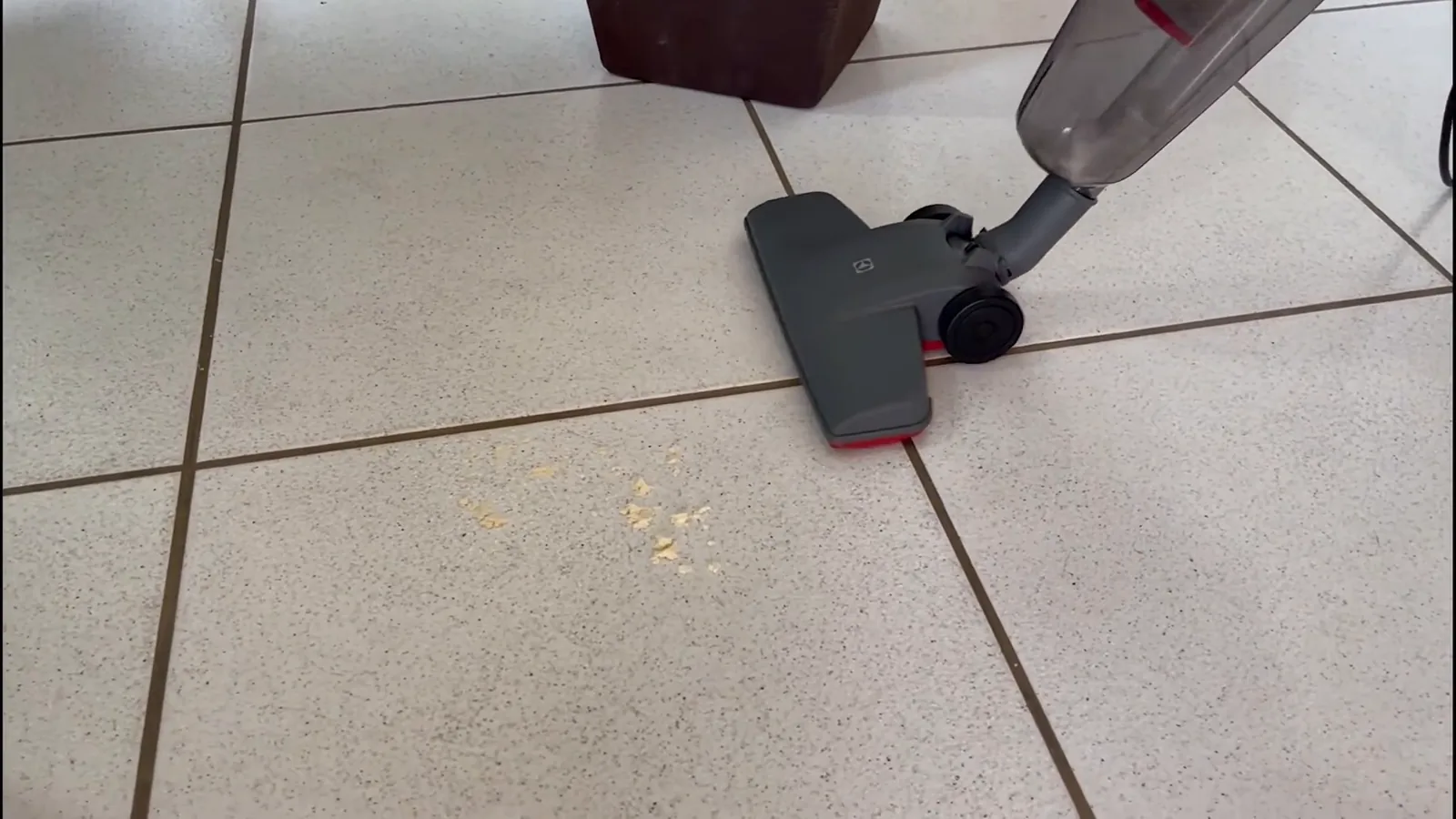 Bocal do aspirador Electrolux STK15 recolhendo resíduos pesados no piso