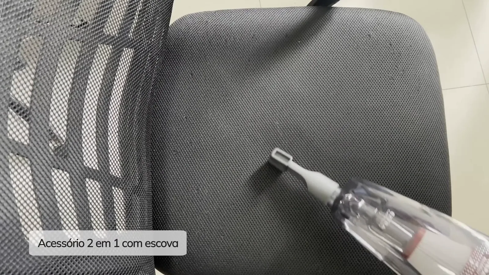 Bocal dois em um com escova aspirando estofado de cadeira