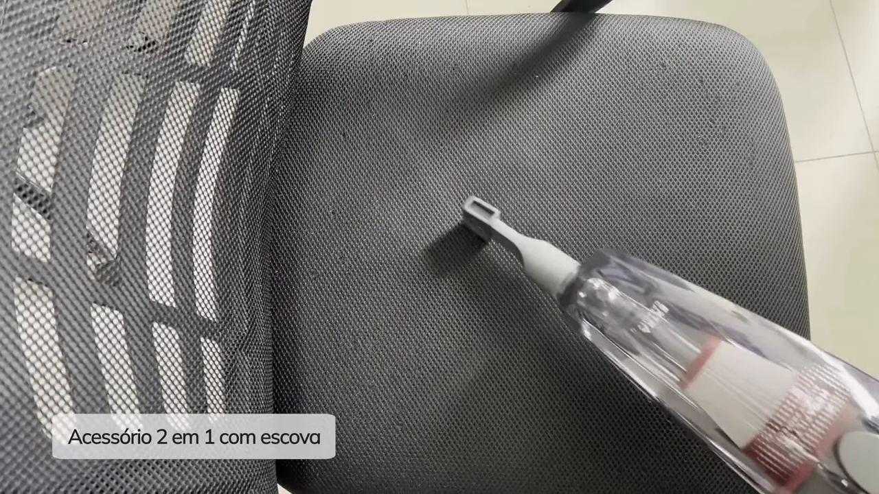 Uso do bocal com escova na limpeza de tecido