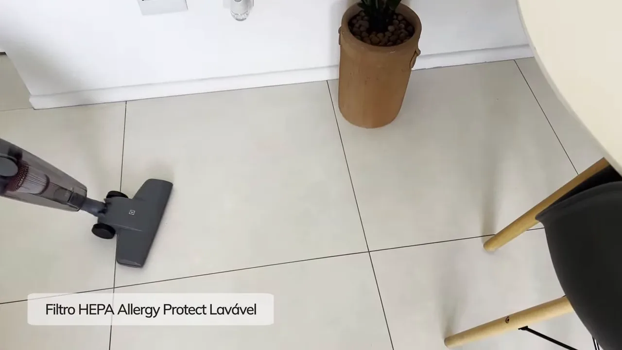 Aspirador vertical Electrolux em movimento durante a limpeza do piso