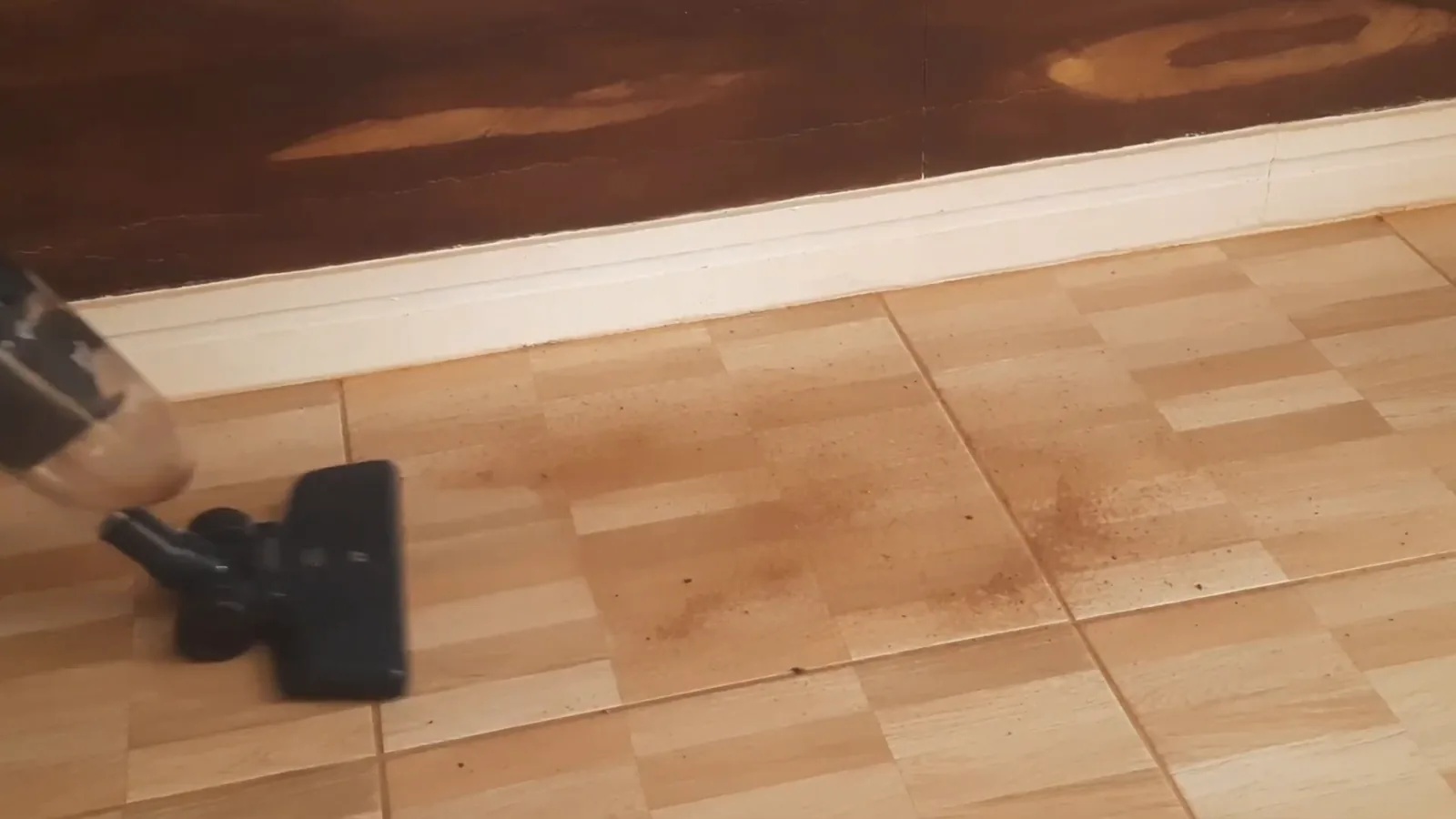 Aspirador vertical Britânia Turbo Ciclone aspirando areia no piso frio