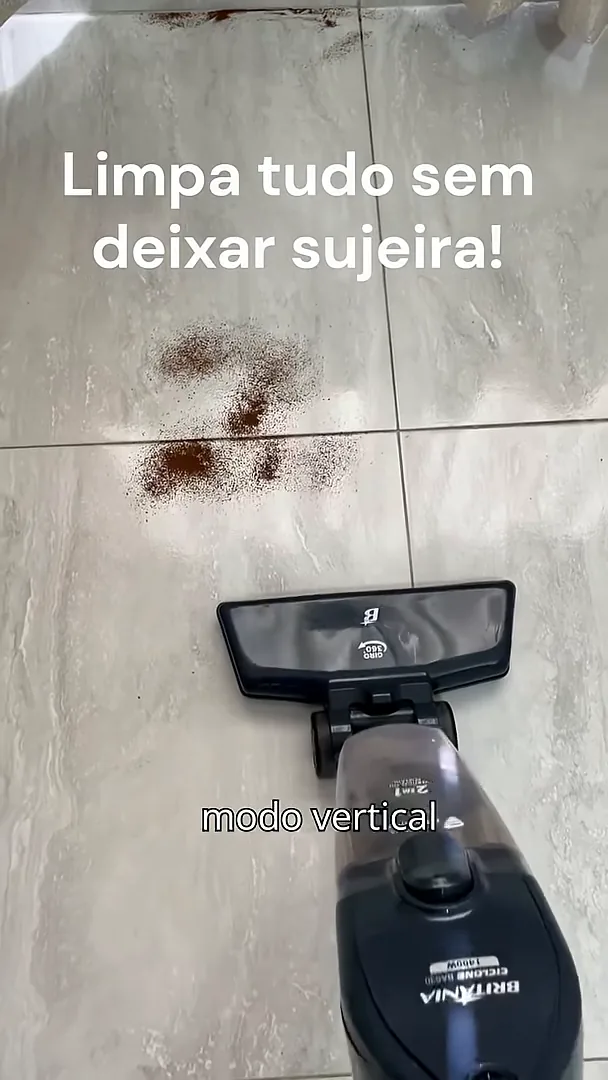 Aspirador Britânia sugando sujeira concentrada sobre o piso frio