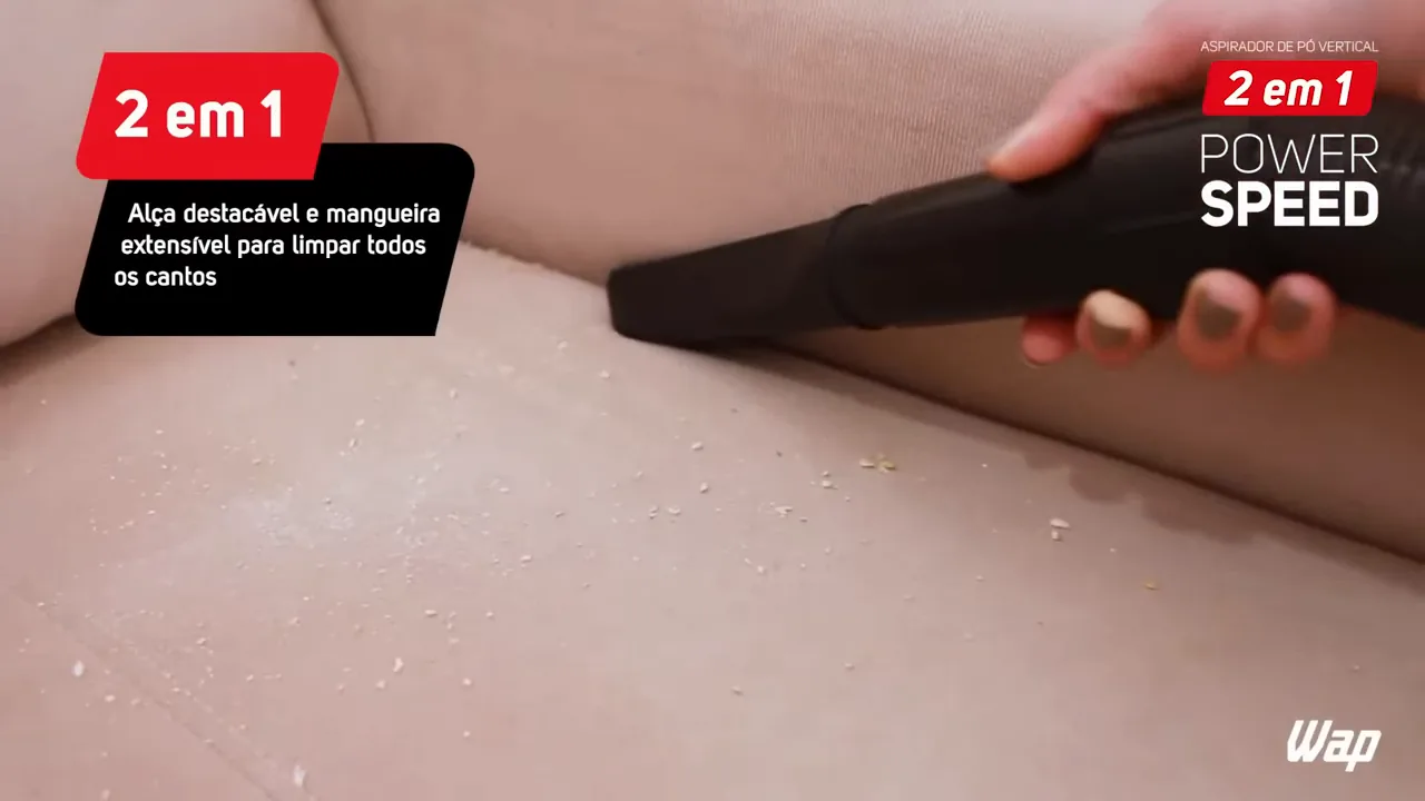 Mangueira extensora com bocal removendo farelos do estofado do sofá