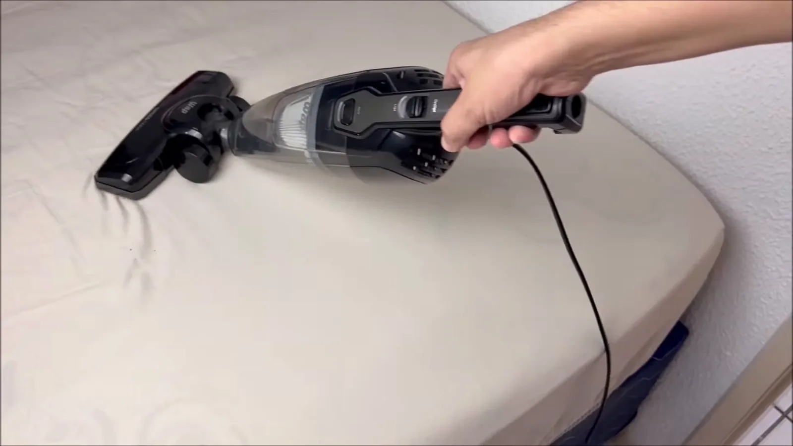 Aspirador WAP em modo portátil higienizando colchão com bocal largo
