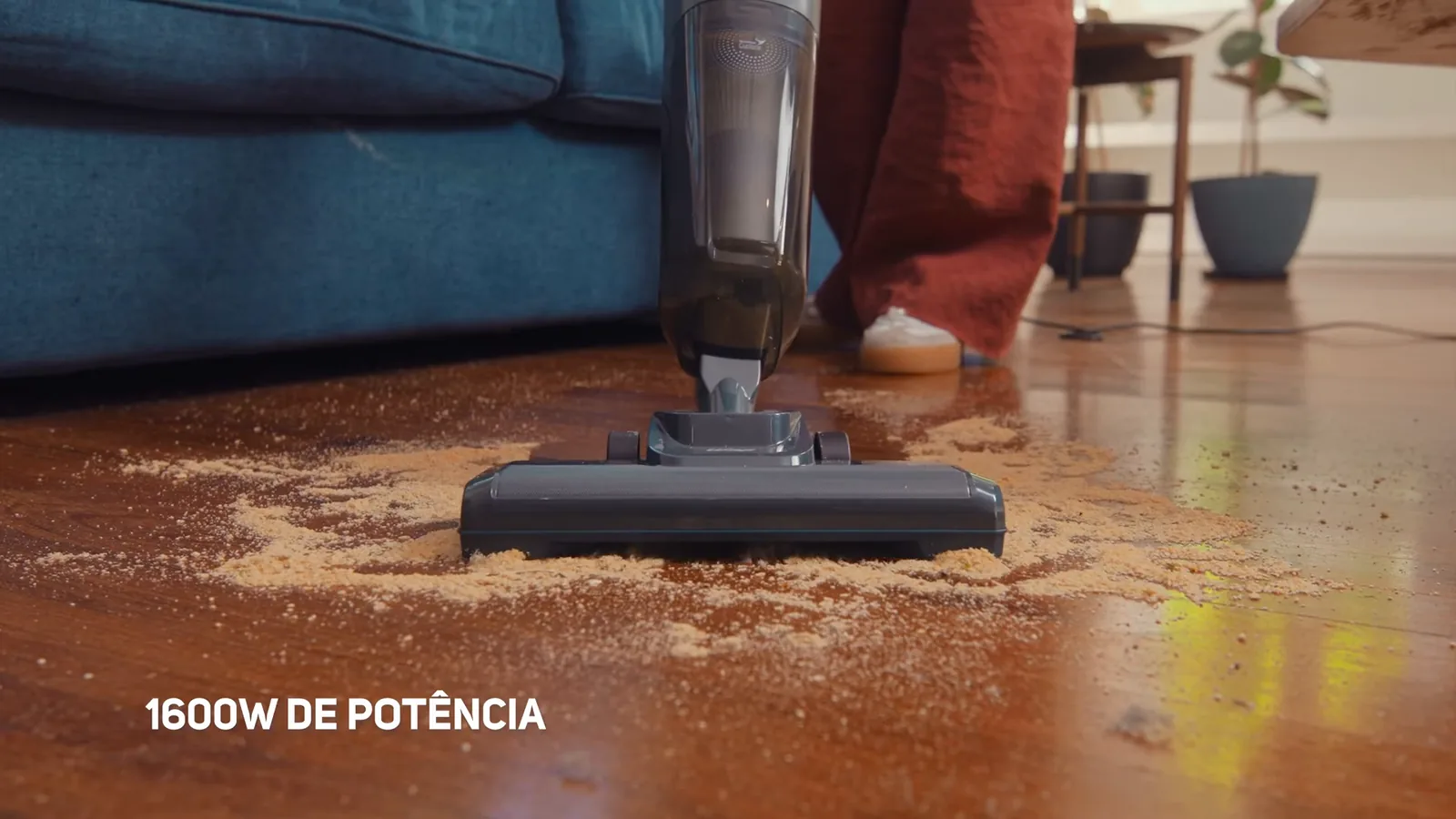 Aspirador WAP Power Speed Max aspirando resíduos no piso de madeira