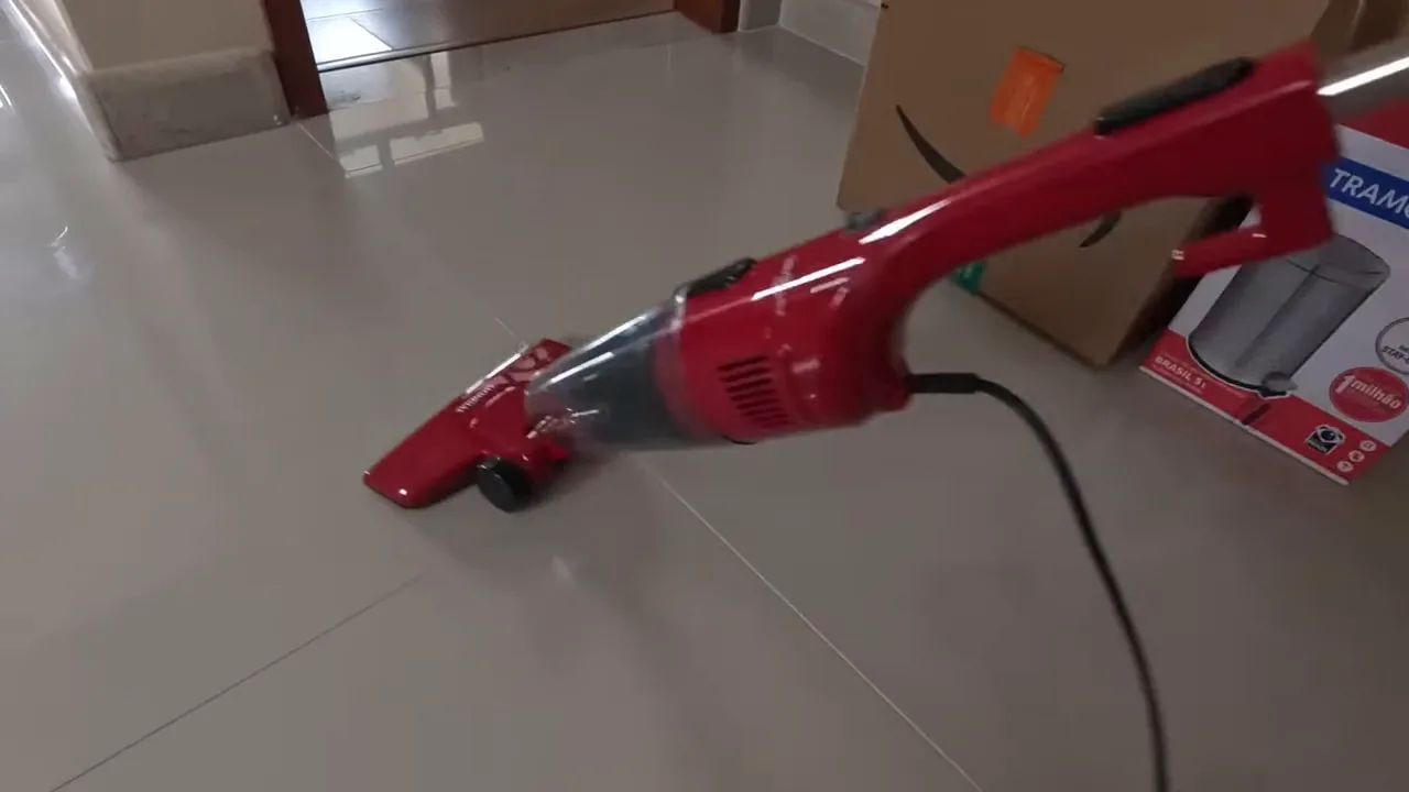 Aspirador Mondial Turbo Cycle realizando a limpeza de piso frio