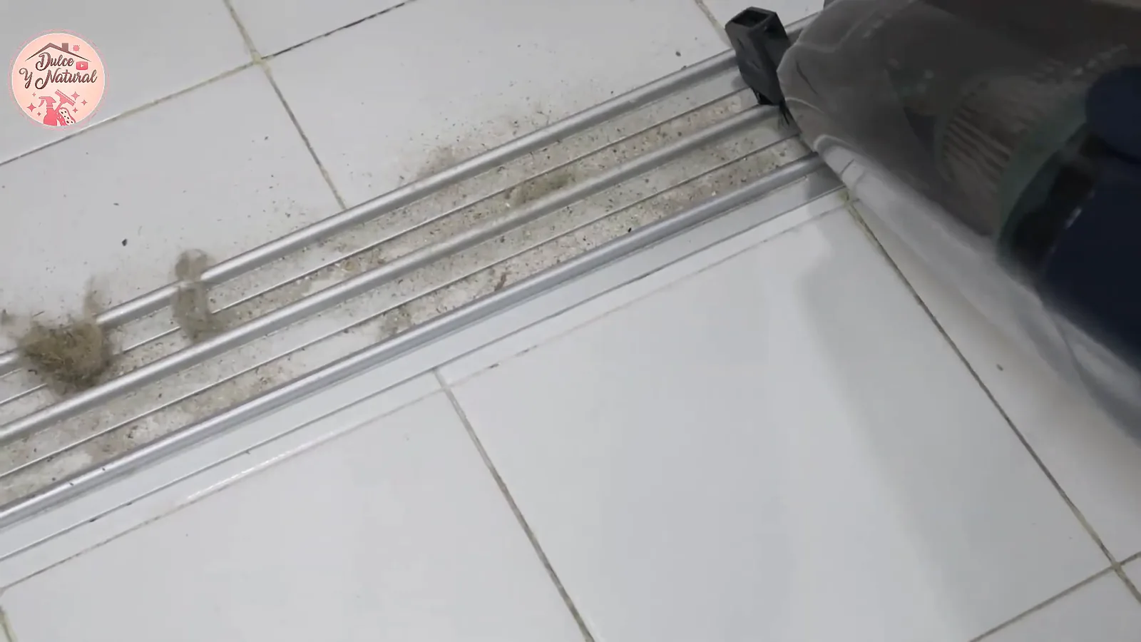 Aspirador portátil Electrolux limpando trilho de porta com bocal escova