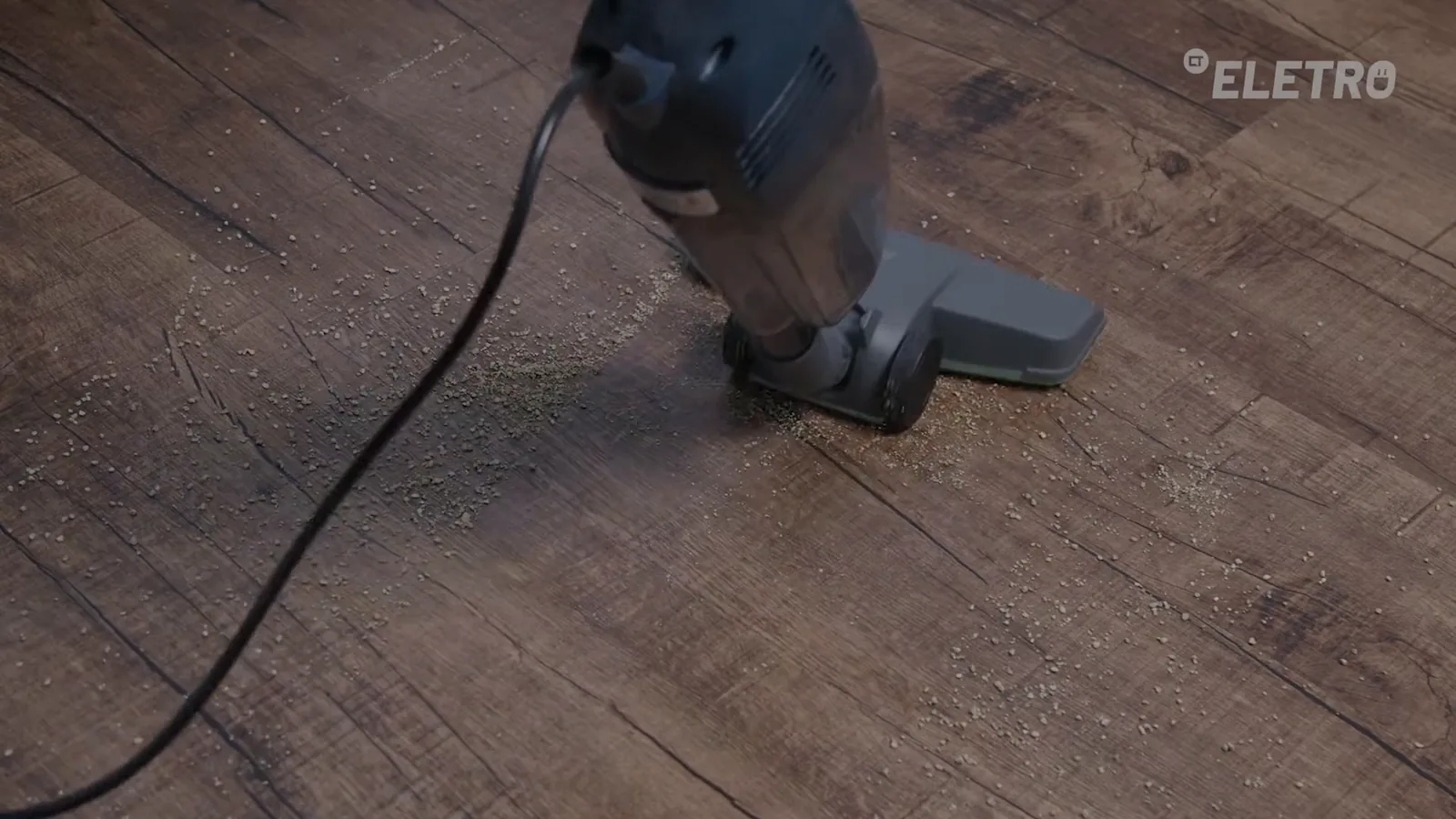 Aspirador vertical Electrolux STK14 limpando sujeira no piso laminado