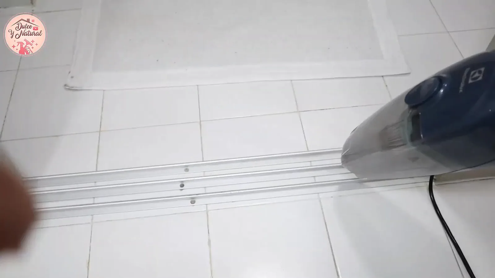Aspirador vertical Electrolux utilizado no modo portátil limpando frestas