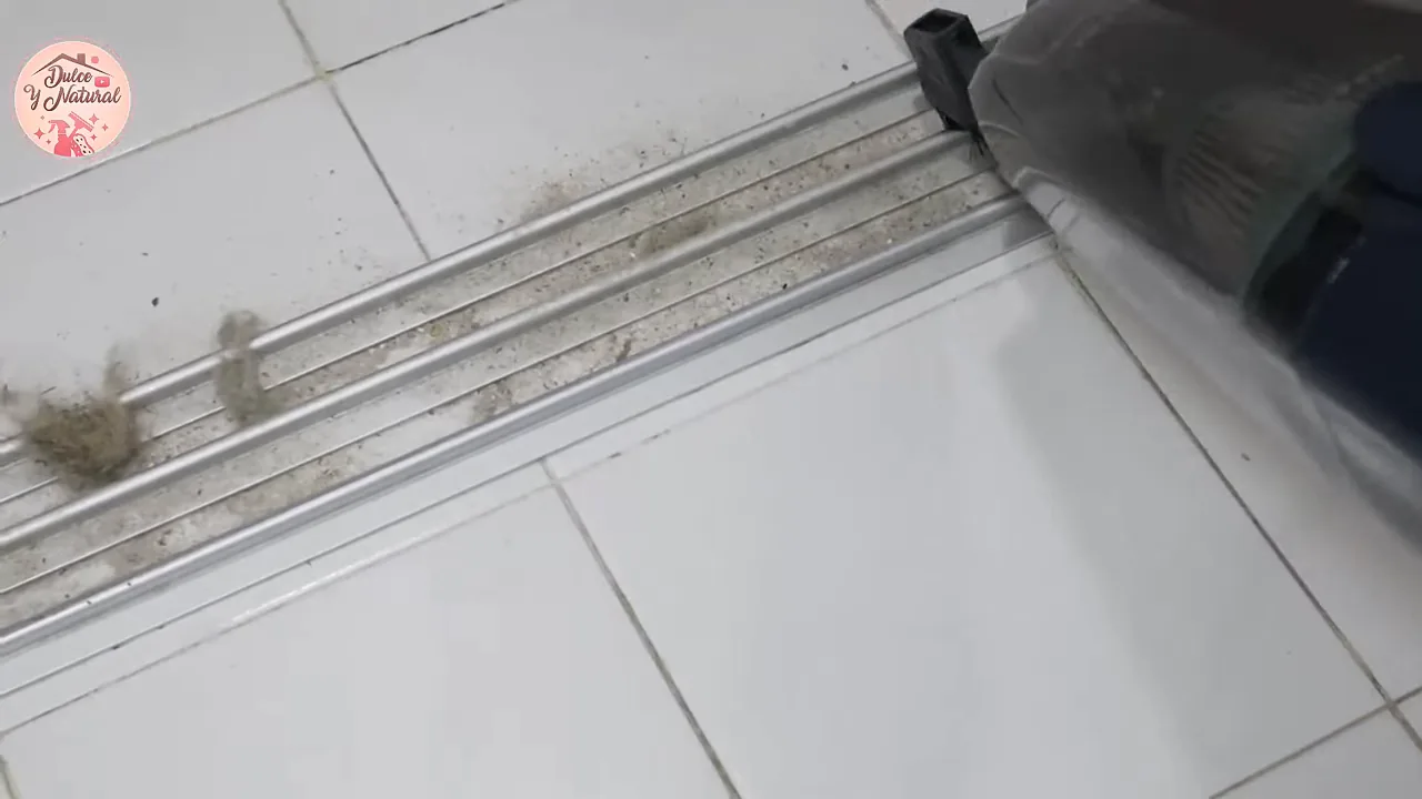 Aspirador portátil Electrolux aspirando sujeira em trilho de porta