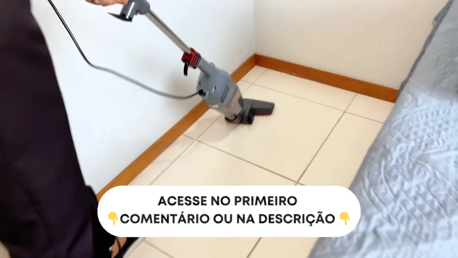 Aspirador vertical Electrolux STK15 limpando piso cerâmico com bocal articulado