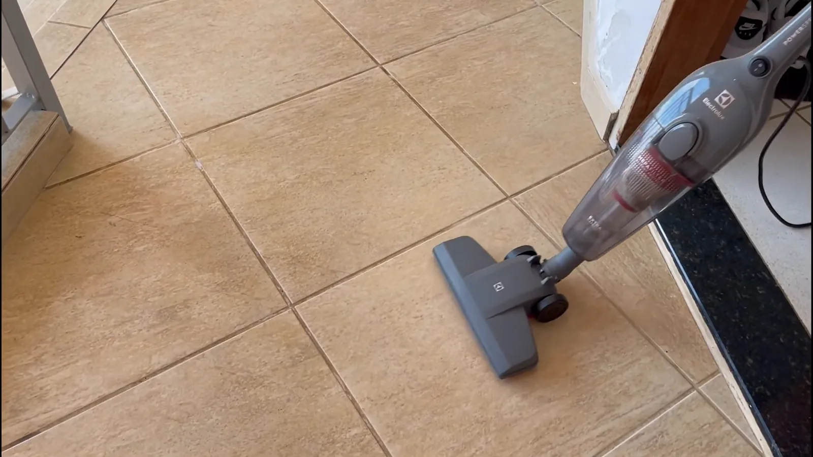 Aspirador vertical Electrolux STK15 limpando piso de cerâmica