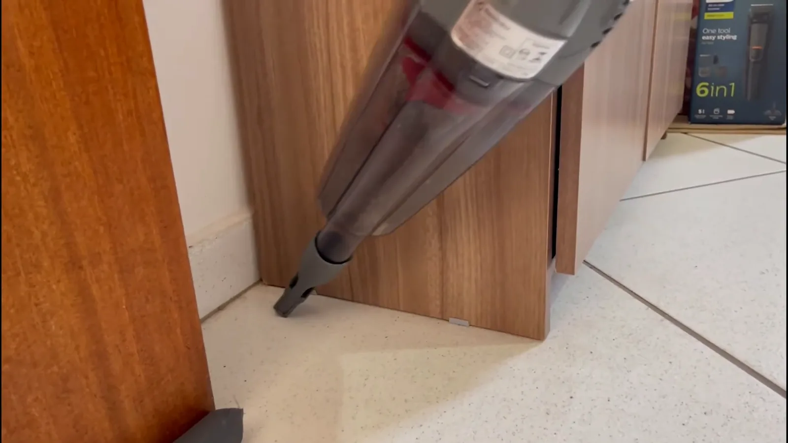 Bocal estreito do aspirador Electrolux limpando fresta de móvel