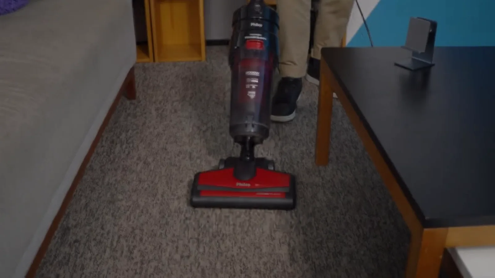Bocal do aspirador Philco deslizando sobre o carpete da sala