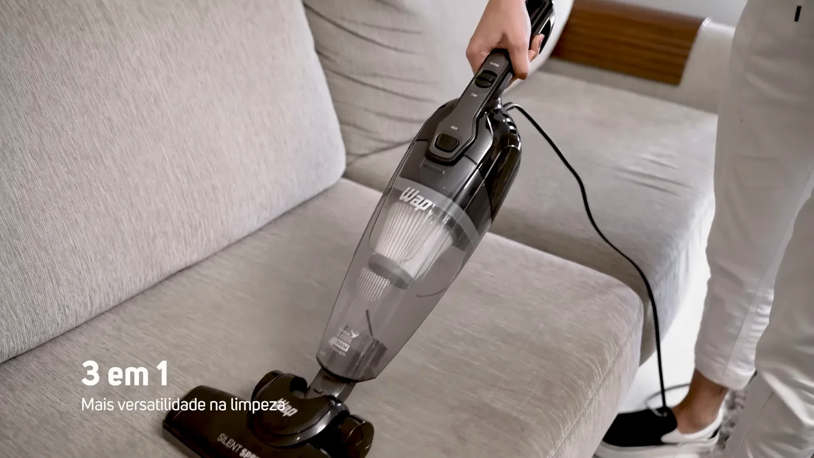Aspirador portátil limpando estofado de sofá com bocal largo