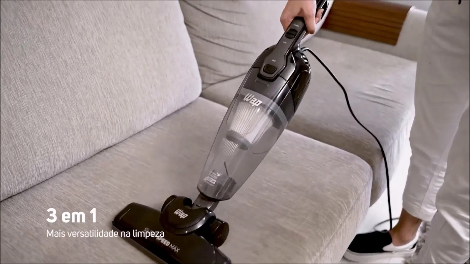 Aspirador WAP sendo utilizado como portátil na limpeza do sofá