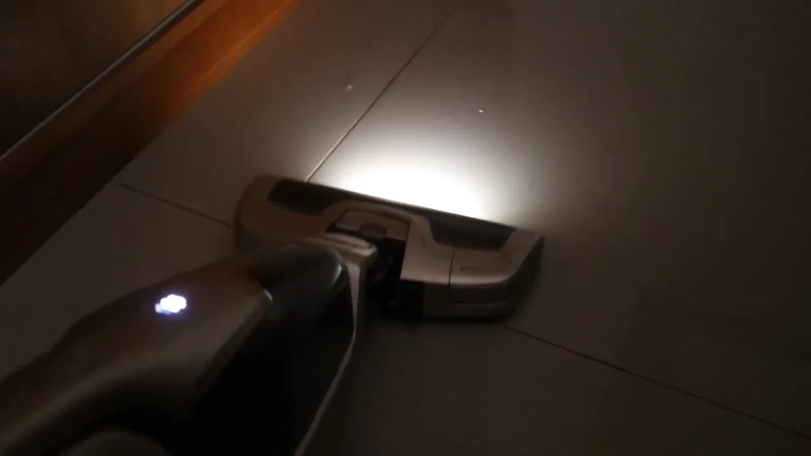 Bocal motorizado com farol LED recolhendo sujeira do piso cerâmico