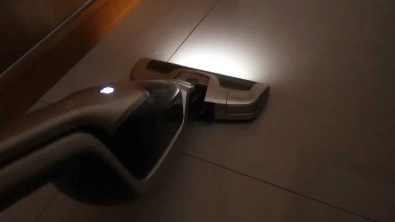 Bocal articulado com luz LED aspirando poeira rente ao rodapé